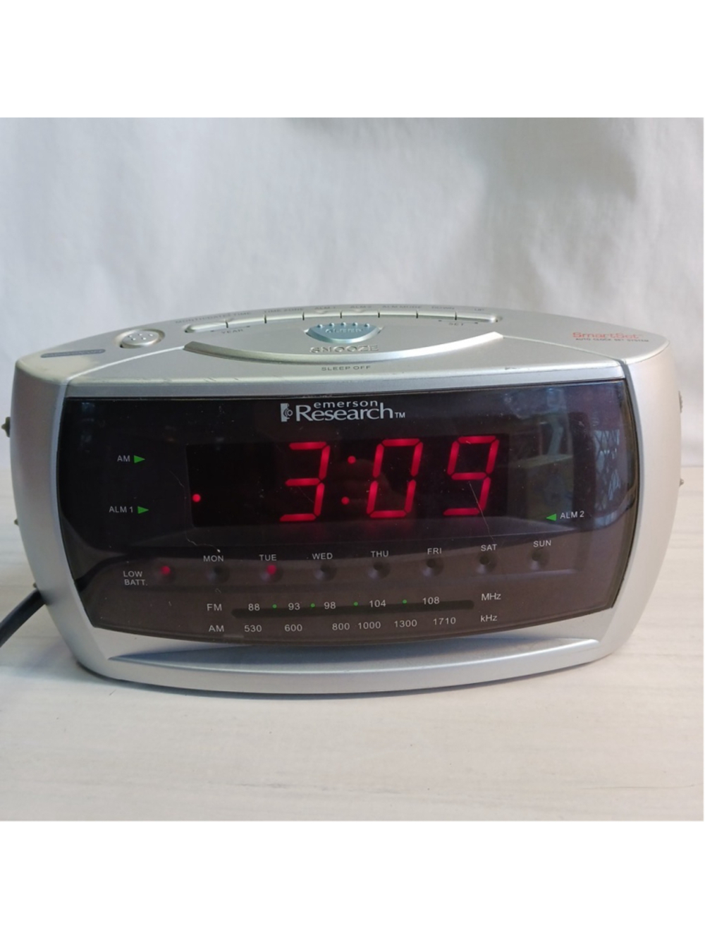 Emerson Research AM FM Radio Alarm Clock Dual Auto Setting CKS3029